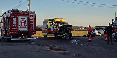 Powiat lubliniecki. Zderzenie karetki z osobówką