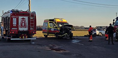 Powiat lubliniecki. Zderzenie karetki z osobówką