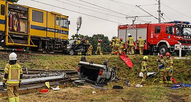 Rusinowice. Zderzenie pociągu i osobówek [ZDJĘCIA]-11635