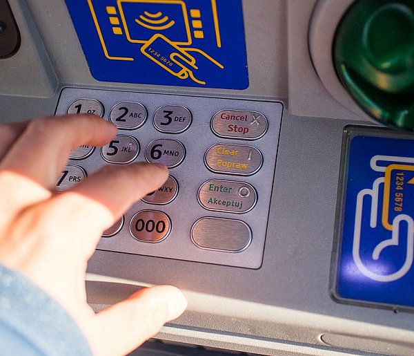 Z kont znikały pieniądze. Policja i bank badają ogólnopolski incydent-12033
