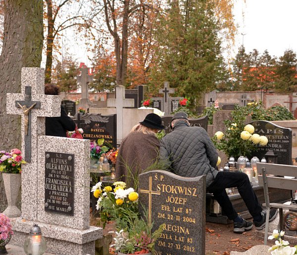 Savoir-vivre na 1 listopada. Jak się zachować podczas wizyty na cmentarzu?-12087