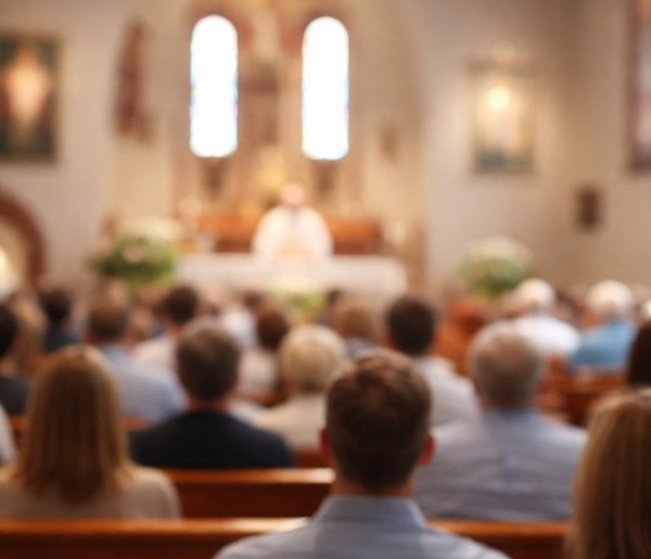 Ilu Polaków naprawdę chodzi do kościoła? Jedna statystyka szokuje-12491