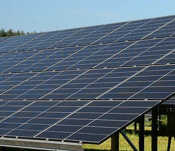 Ostatnie miejsca na fotowoltaikę w gminie Woźniki. Trwa nabór do OZE