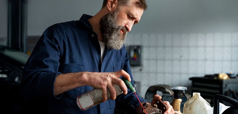 Jak skutecznie usuwać oleje, smary i osady technologiczne? Przegląd metod czyszcze