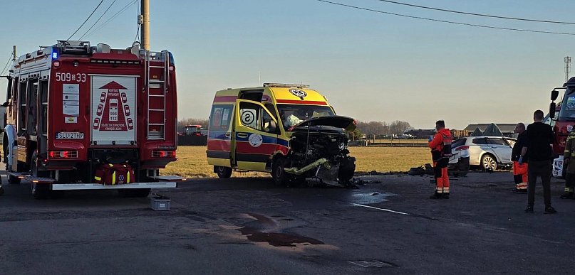 Powiat lubliniecki. Zderzenie karetki z osobówką