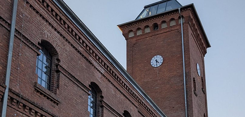 Kochcice. Przez dekady niszczała, dzisiaj zabytkowa gorzelnia jest atrakcją