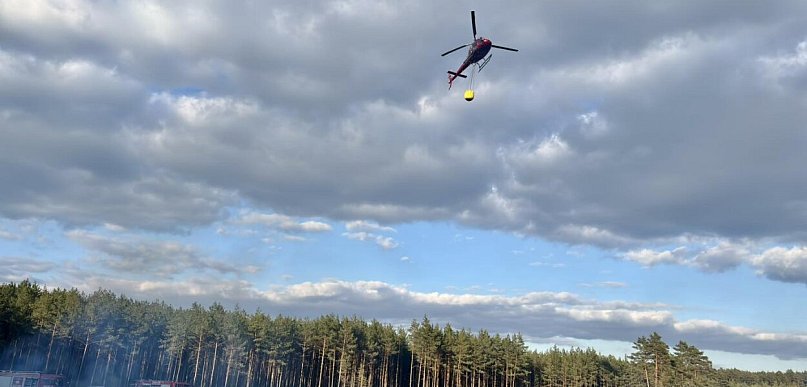 Pożar lasu. W akcji także śmigłowiec gaśniczy