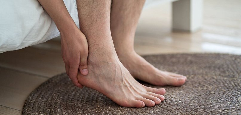 Ostroga piętowa - objawy, przyczyny i skuteczne metody leczenia