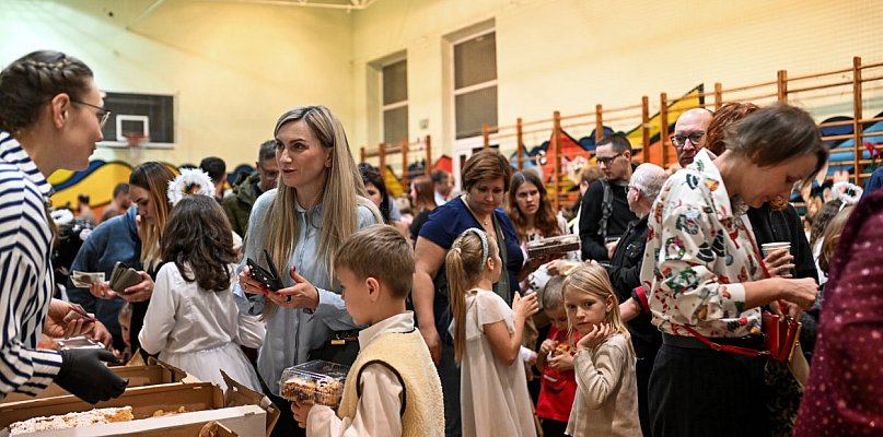 Kiermasz dla Lenki i jasełka w Czwórce [ZDJĘCIA] - 12504