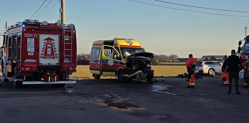 Powiat lubliniecki. Zderzenie karetki z osobówką