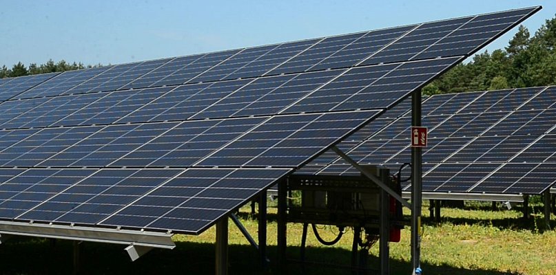 Ostatnie miejsca na fotowoltaikę w gminie Woźniki. Trwa nabór do OZE