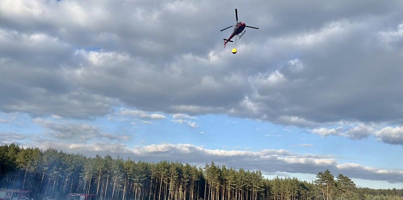 Pożar lasu. W akcji także śmigłowiec gaśniczy
