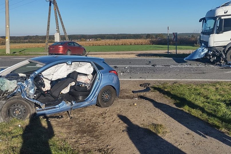 Powiat lubliniecki. Zderzenie osobówek i ciężarówki