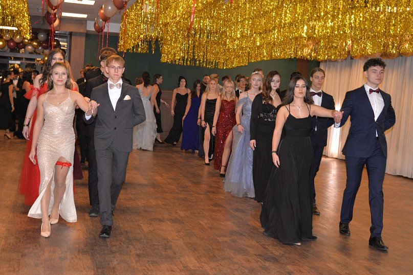 Studniówka Mickiewicza. Młodość, taniec, zabawa