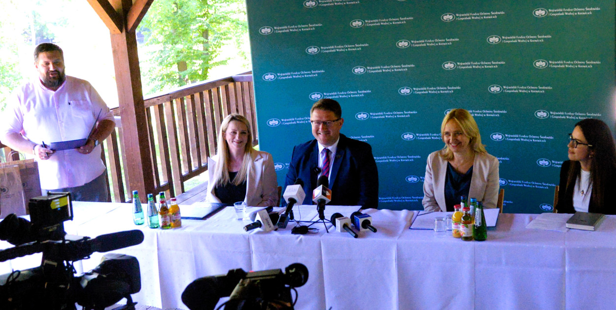 W spotkaniu udział wzięli: Mateusz Pindel – prezes WFOŚiGW, Iwona Gejdel-Targosz – zastępca prezesa, Magdalena Czarnecka – zastępca burmistrza Pszczyny oraz Ewelina Skrobol – dyrektor Zagrody Żubrów w Pszczynie. Fot. Jarosław Myśliwski