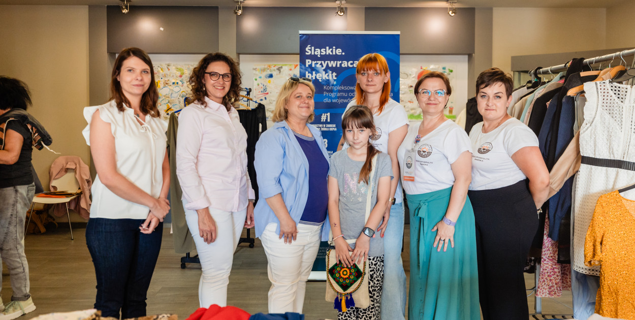  Spotkanie, zorganizowane przez Katarzynę Opiełkę-Gojowczyk – ekodoradczynię gminy Koszęcin – zgromadziło miłośników mody cyrkularnej, promującej ponowne wykorzystywanie ubrań. Podczas wydarzenia promowano również takie programy jak "Śląskie. Przywracamy błękit" i Czyste Powietrze.  Fot. Śląskie. Przywracamy błękit