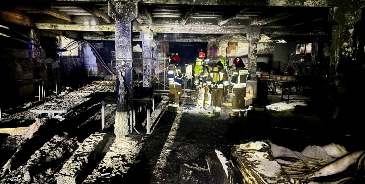 Hala doszczętnie spłonęła. Fot. OSP Koszęcin