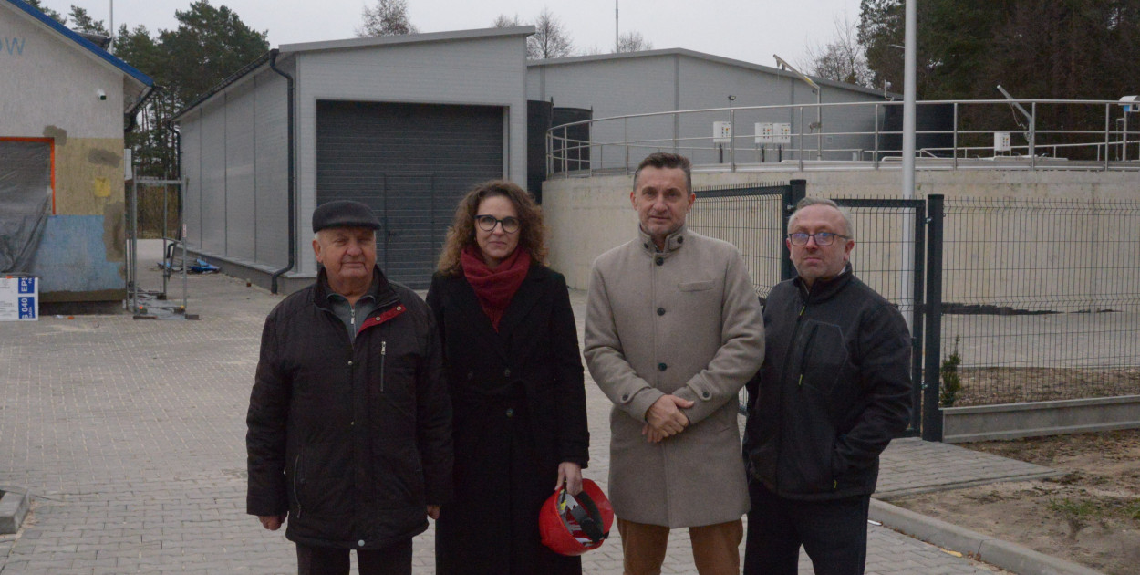 Przedstawiciele gminy i urzędu podczas wizyty terenowej przed nową oczyszczalnią ścieków. Fot. Jarosław Myśliwski