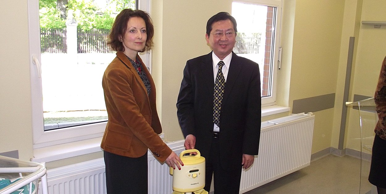 David Yi-Min Liu i Barbara Szubert prezentują nowy sprzęt, który trafi na oddział noworodkowy. Fot. Archiwum