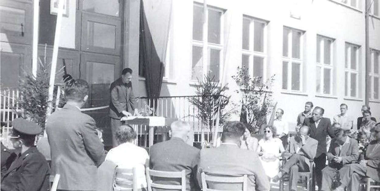 Uroczyste otwarcie szkoły w Strzebiniu. Autorem zdjęcia jest Kazimierz Ostrowski, pierwszy, nieżyjący już dyrektor placówki. Dziękujemy jego synowi, Leszkowi Ostrowskiemu, za udostępnienie fotografii