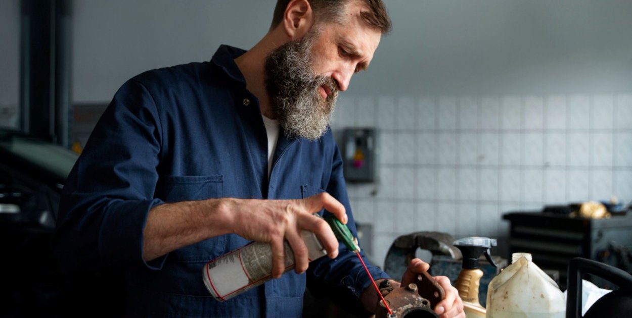 Jak skutecznie usuwać oleje, smary i osady technologiczne? Przegląd metod czyszcze