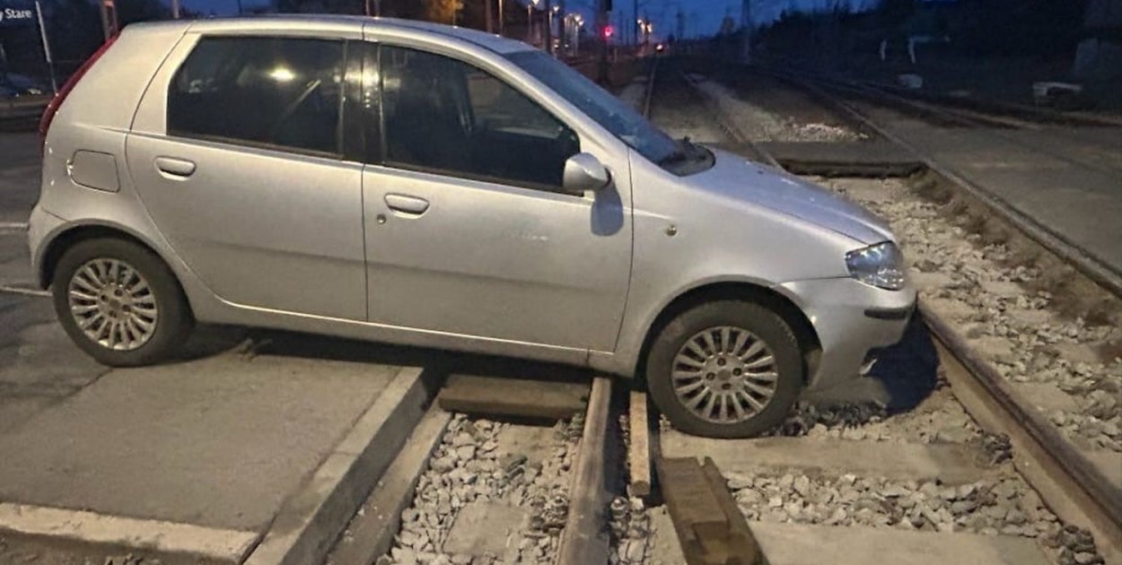 Powiat lubliniecki. Jedna wjechała na przejazd, drugi w ciężarówkę