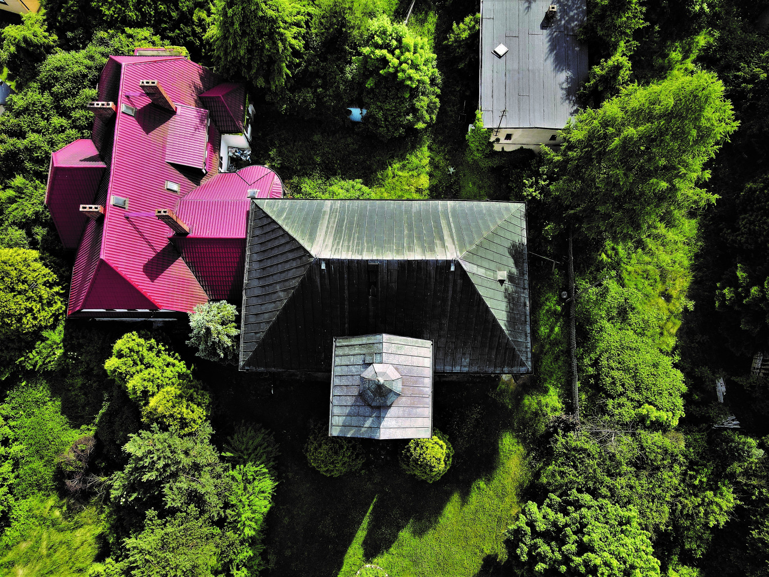 Kościół na planie prostokąta wybudowano w 1760 r. Znacznie późniejsza jest wieża, która powstała w dwóch etapach. Fot. Jarosław Myśliwski