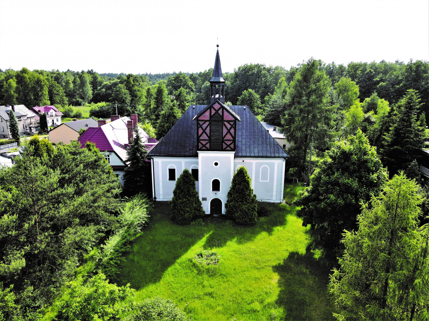 Charakterystyczna wieża została dobudowana do świątyni w 1820 roku, natomiast w 1865 roku nadbudowano jej górną część o konstrukcji szkieletowej, zwieńczając strzelistą wieżyczką. Fot. Jarosław Myśliwski